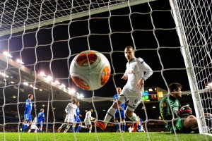 Gol que eliminaba el Dnipro en White Hart Line (mirror.co.uk)