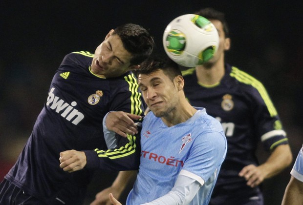 Cristiano Ronaldo y Hugo Mallo luchan por un balón áereo
